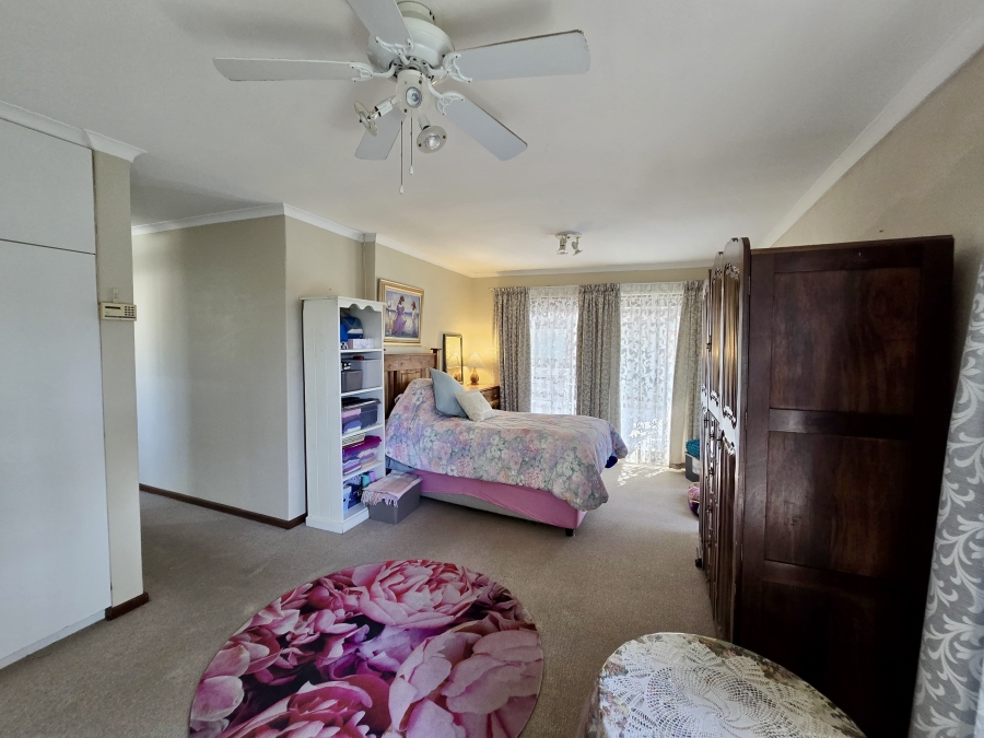 4 Bedroom Property for Sale in Loerie Park Western Cape